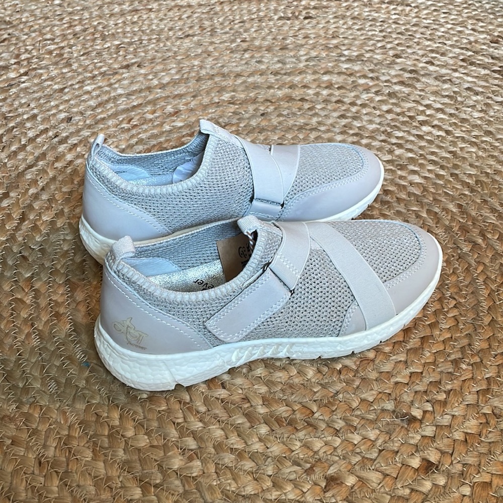 OTBT Vicky in Dove. NWB. So comfortable. - Picture 7 of 11